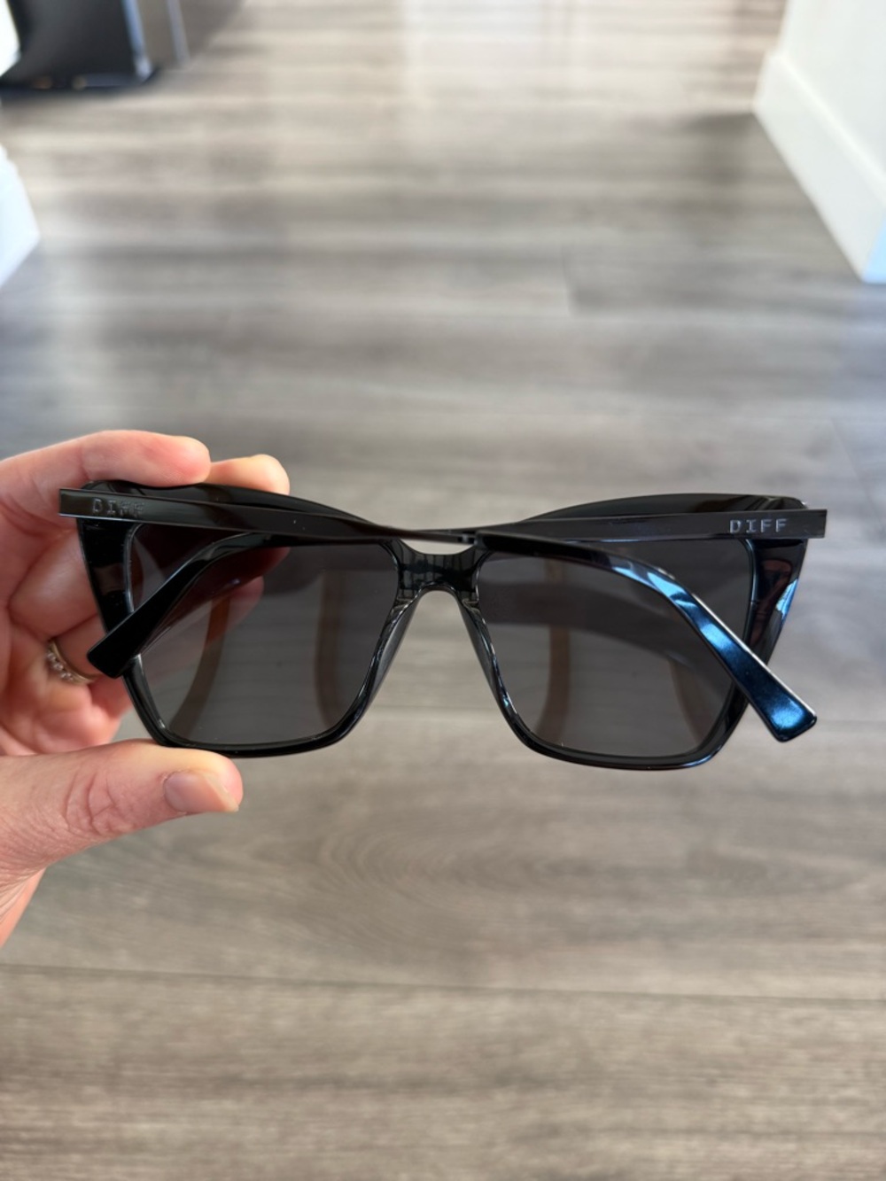 Diff Eyewear Becky II Women’s Oversized Black Square Sunglasses - Picture 4 of 15